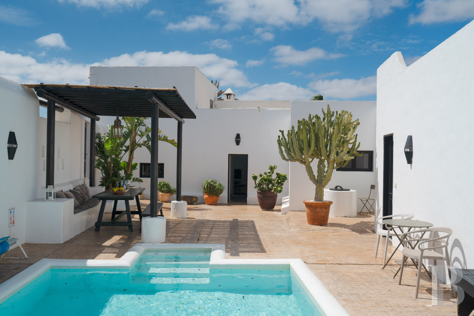 An old finca renovated in a contemporary style on the island of Lanzarote, in the Canary Islands - photo  n°1